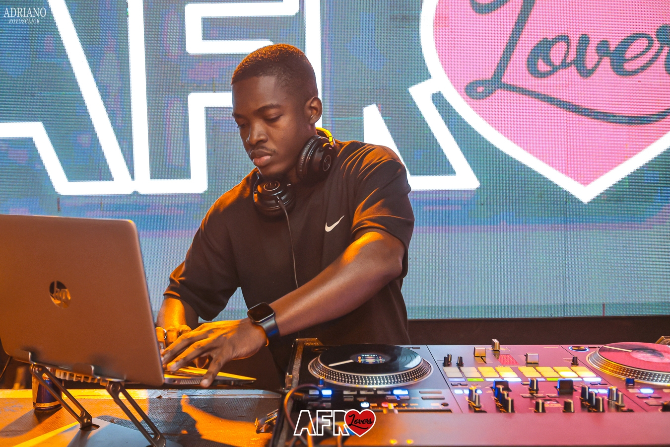 NAG4TO operando a controladora em evento Afro Lovers