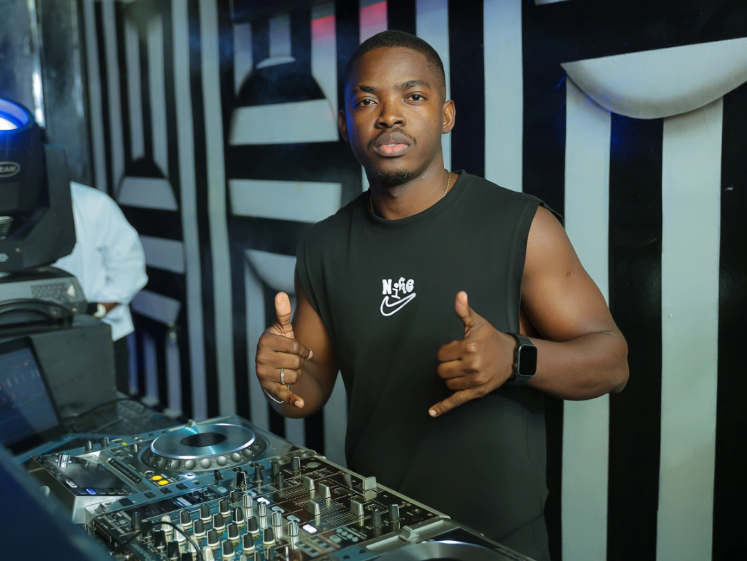 NAG4TO em performance frontal com sinal de hang loose